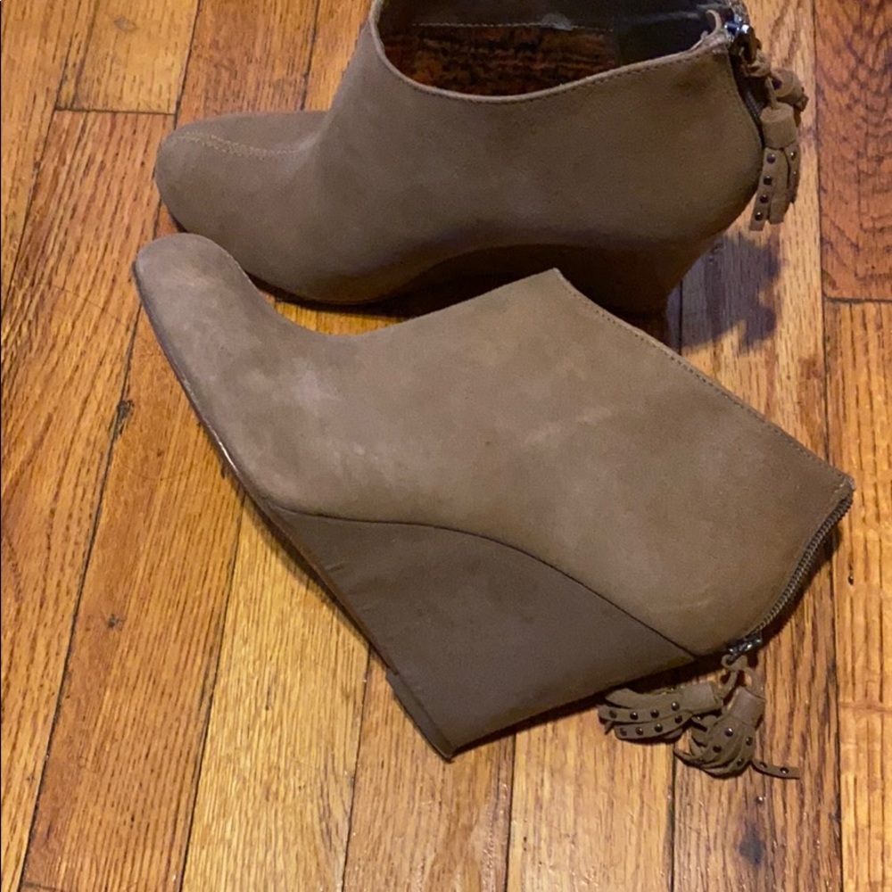 Shoes - Picture 2 of 3